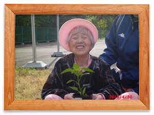 ボトマトとピーマンの苗を植えま〜す。