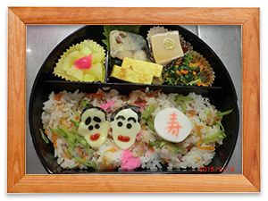 昼食は〜!!あら〜まあ〜〜さぷらいず!!。