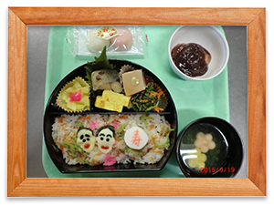 昼食は〜!!あら〜まあ〜〜さぷらいず!!