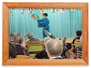 ボランティアグループ はこべの会(高清水)の皆様の 歌や踊り に 掛け声や歓声がとびかいました